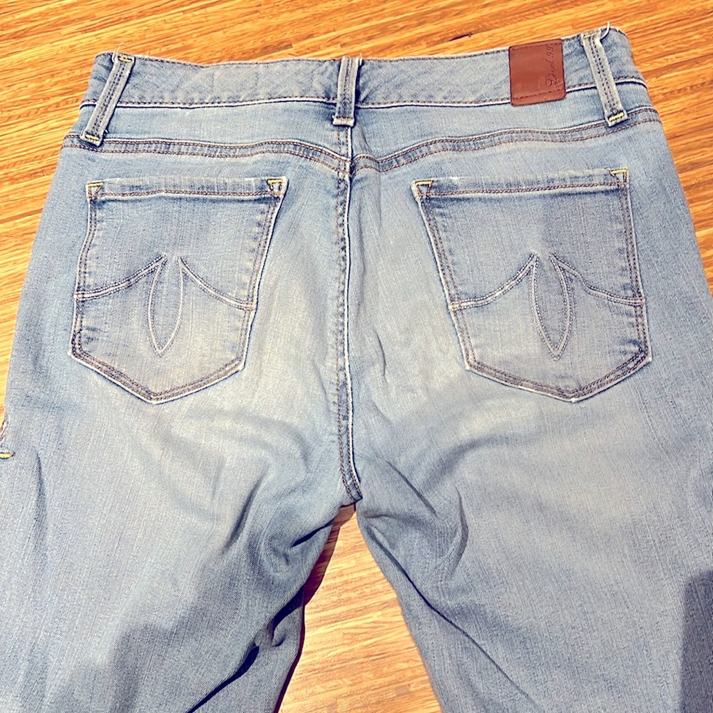 Level 99 Liza Skinny distressed jeans size 28